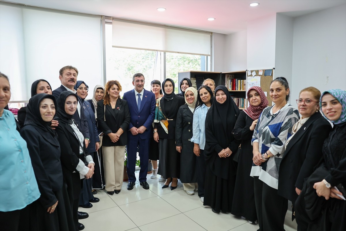 Cumhurbaşkanı Yardımcısı Cevdet Yılmaz, "Türkiye Yüzyılı Buluşmaları" kapsamında İstanbul'da, AK...