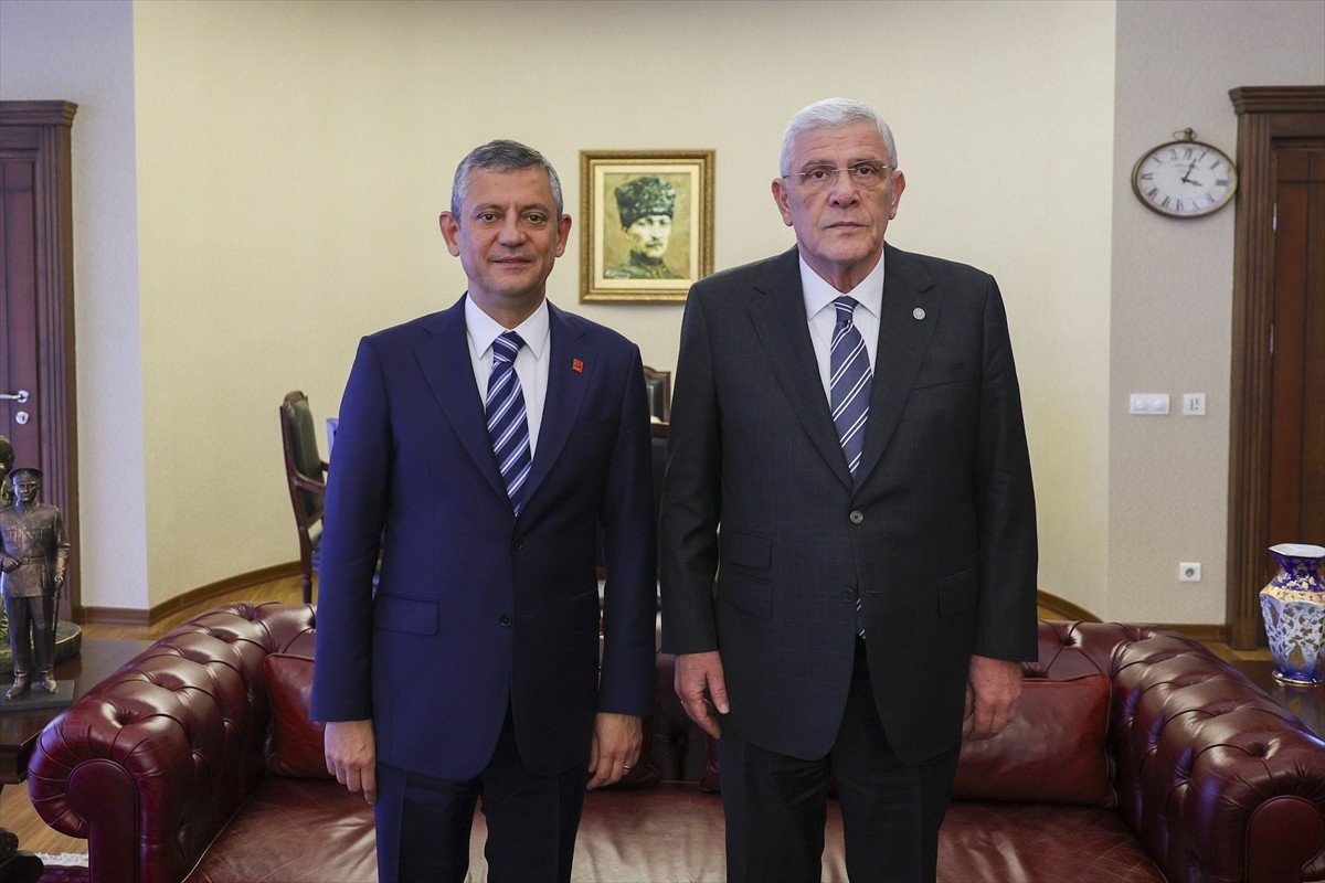 Cumhuriyet Halk Partisi (CHP) Genel Başkanı Özgür Özel (solda), İYİ Parti Genel Başkanı Müsavat...