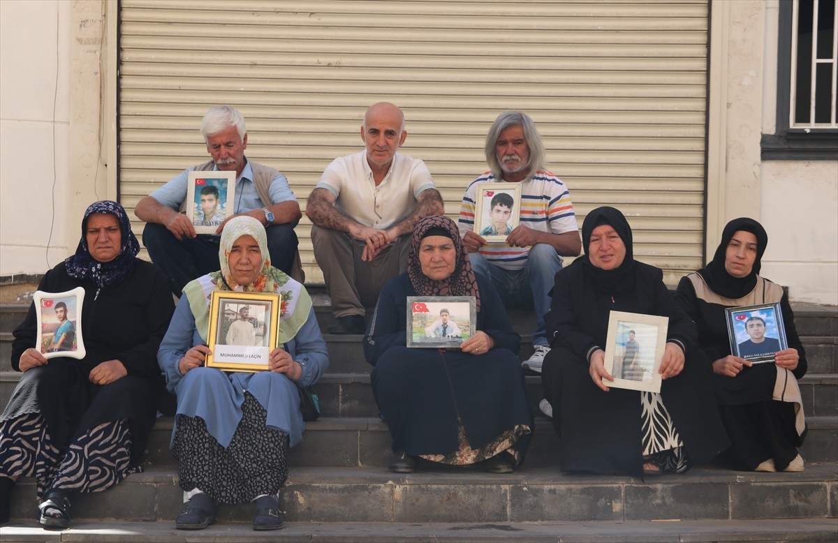 Dağa kaçırılan çocukları için eski HDP il binası önünde oturma eylemi yapan Diyarbakır anneleri...