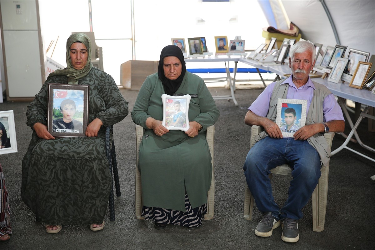 Dağa kaçırılan çocukları için eski HDP il binası önünde oturma eylemi yapan Diyarbakır annelerinin...