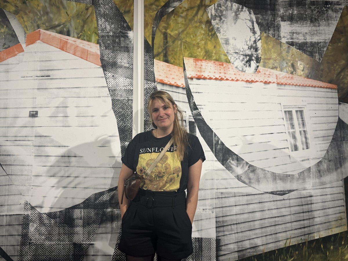 Danimarkalı ve Fransız sanatçı Eva Nielsen'in "Insula" ve Fransız sanatçı Alice Pallot'un "Algues...