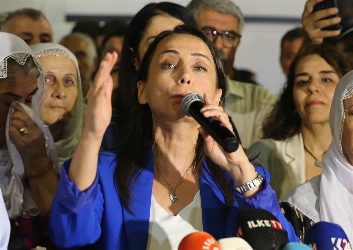 DEM Parti Eş Genel Başkanı Tülay Hatimoğulları (sol 3), Diyarbakır'da "1 Eylül Dünya Barış Günü"...