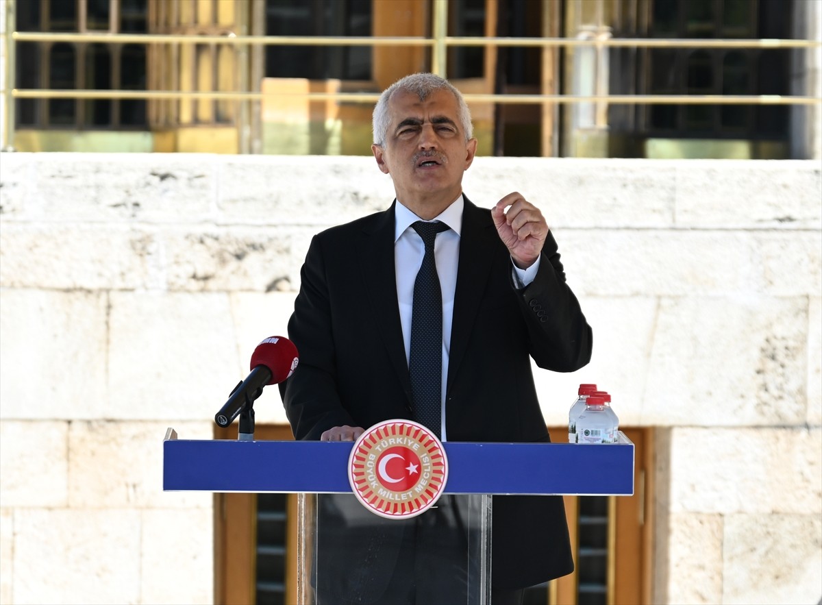 DEM Parti Kocaeli Milletvekili Ömer Faruk Gergerlioğlu, TBMM'de düzenlediği basın toplantısında...