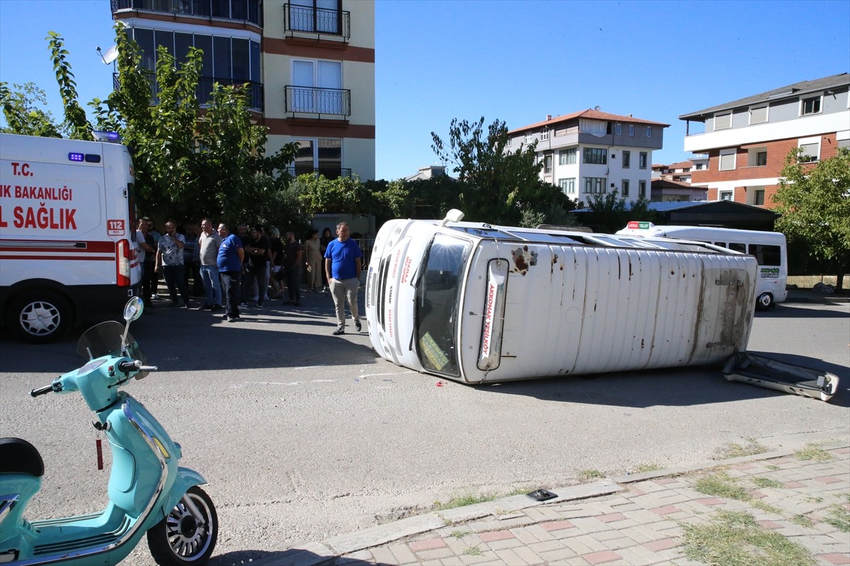 Denizli'nin Merkezefendi ilçesinde minibüs ile çarpışan otomobildeki anne ve 2 çocuğu yaralandı....