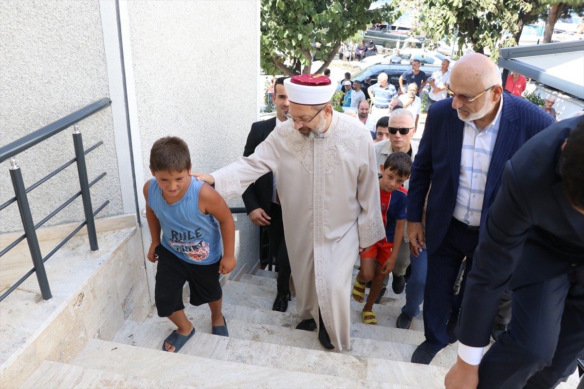 Diyanet İşleri Başkanı Ali Erbaş,  Yalova Esenköy Merkez Camisi'nde "İlim hakkı bilmektir" temalı...