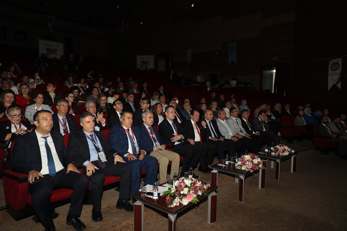 Diyarbakır'da Doğu Pediatri Derneğince düzenlenen "5. Doğu Pediatri Kongresi" başladı.