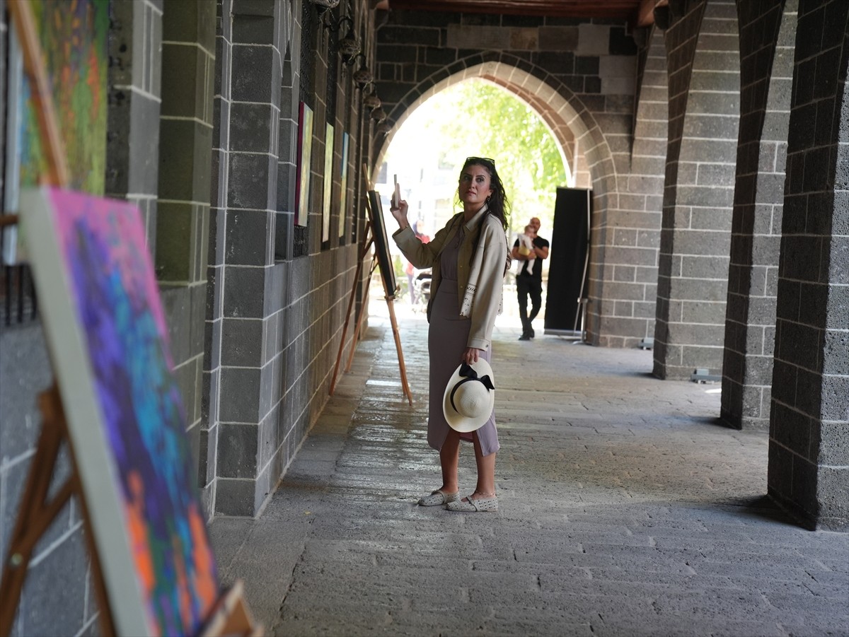 Diyarbakır'da tarihi kilisede düzenlenen sergide 3 ülkeden 7 ressamın çizdiği Diyarbakır temalı 17...