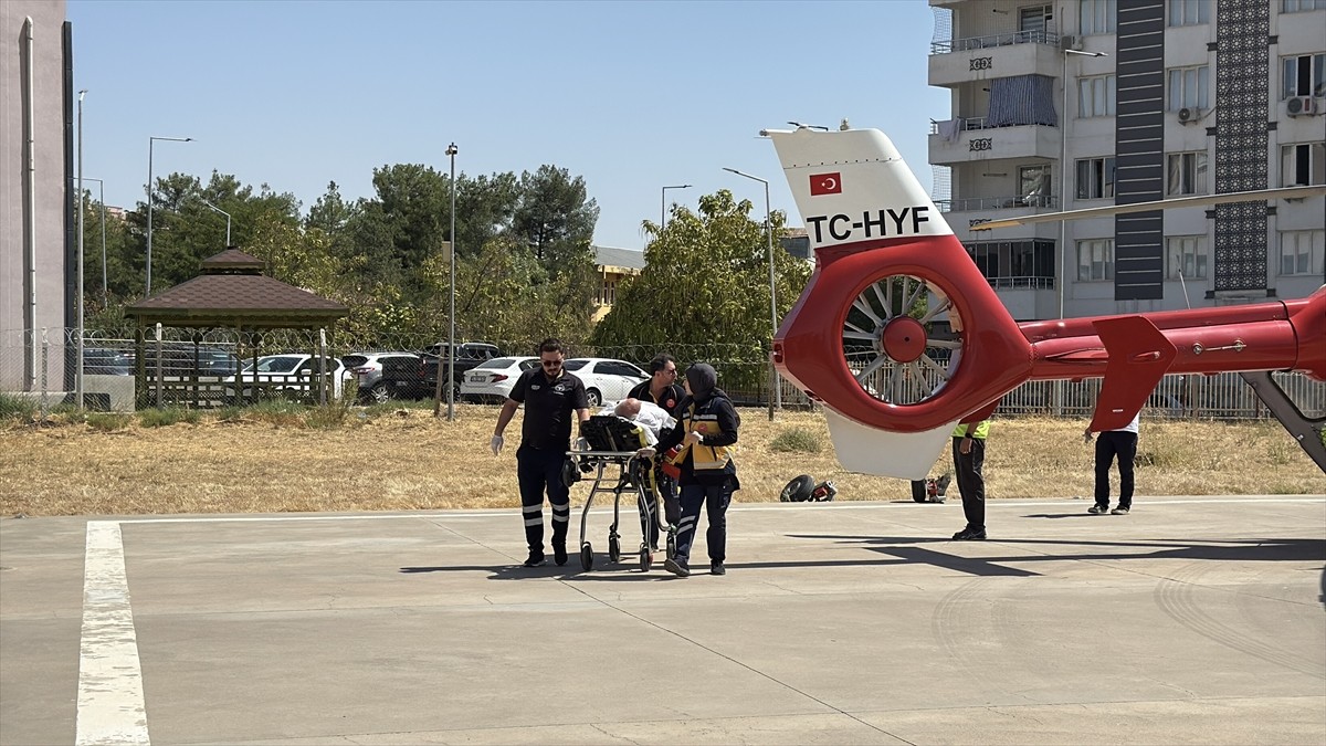 Diyarbakır'ın Çermik ilçesinde kalp krizi geçiren kişi, ambulans helikopterle hastaneye...