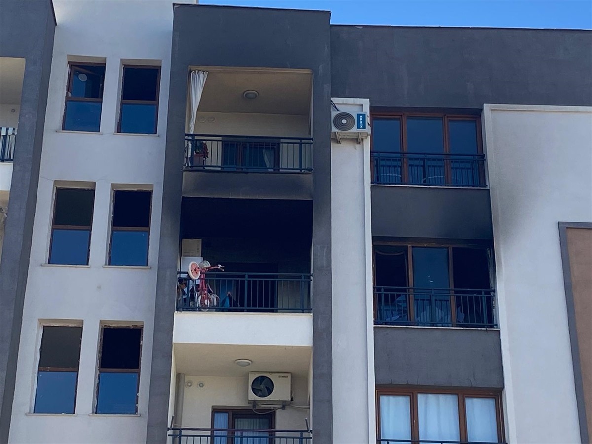 Diyarbakır'ın merkez Bağlar ilçesinde bir evde çıkan yangında 4 kişi dumandan etkilendi. 