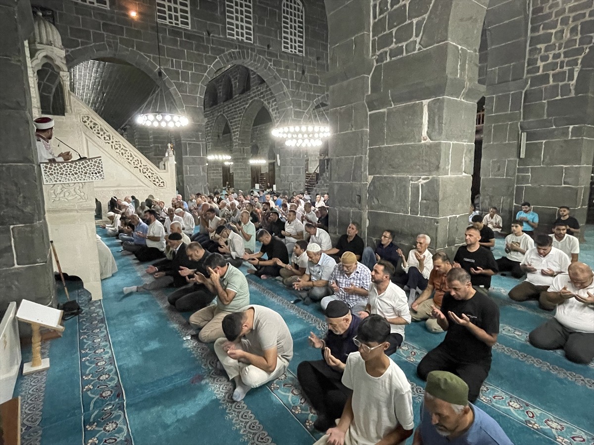 Diyarbakır'ın merkez Sur ilçesindeki İslam aleminin 5. Harem-i Şerif'i olarak kabul edilen Ulu...