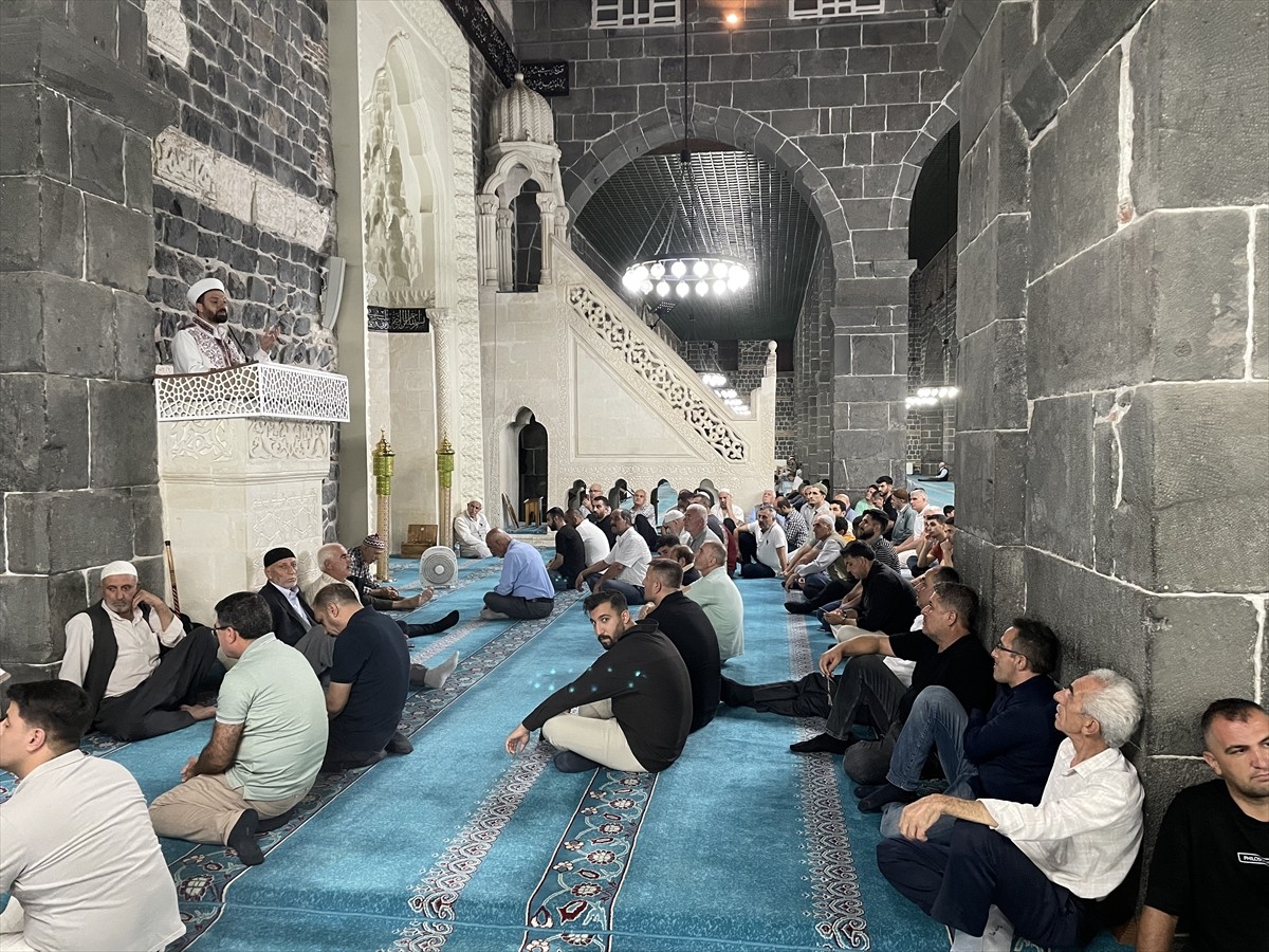 Diyarbakır'ın merkez Sur ilçesindeki İslam aleminin 5. Harem-i Şerif'i olarak kabul edilen Ulu...