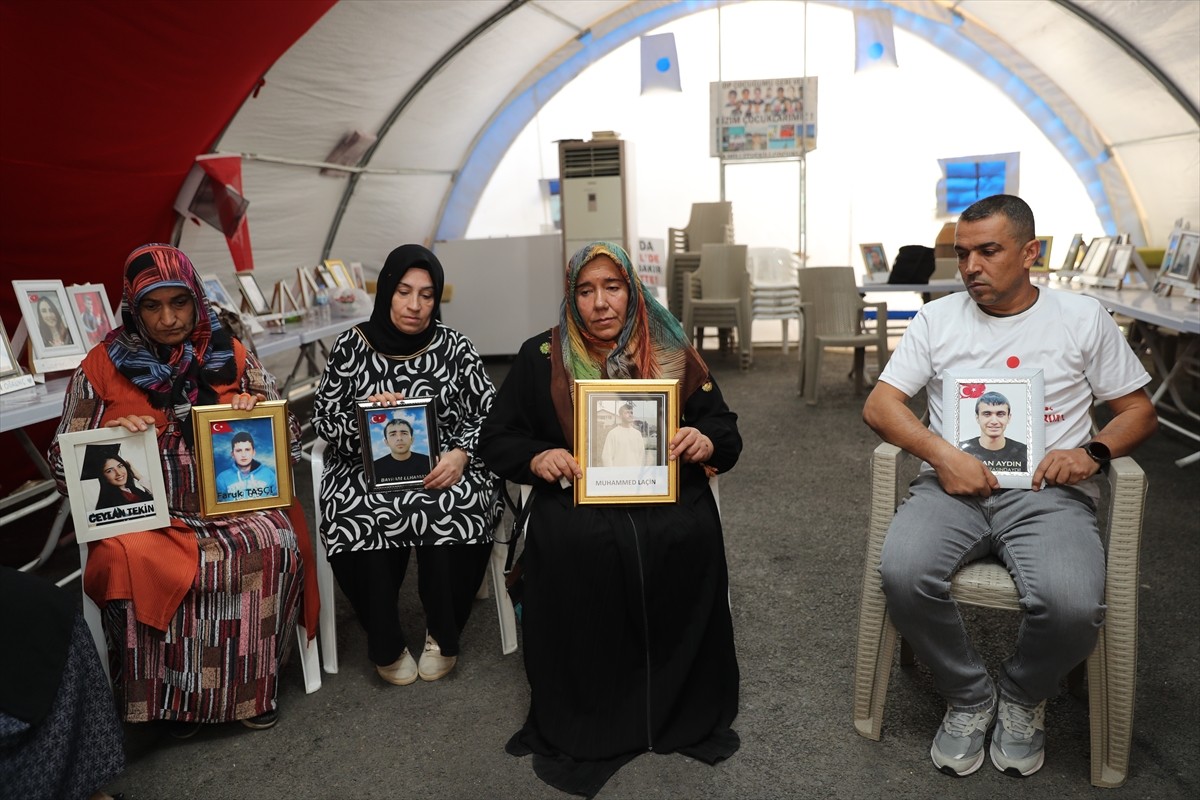 Diyarbakır annelerinin dağa kaçırılan çocukları için eski HDP il binası önündeki oturma eylemine...