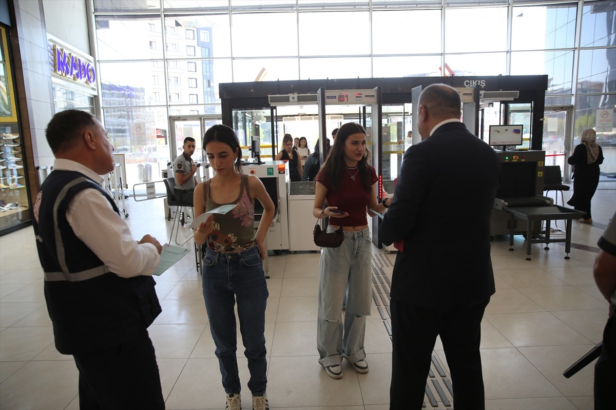 Diyarbakır Ticaret İl Müdürlüğü ekipleri, marketlerde temel gıda ve ihtiyaç malzemelerine yönelik...