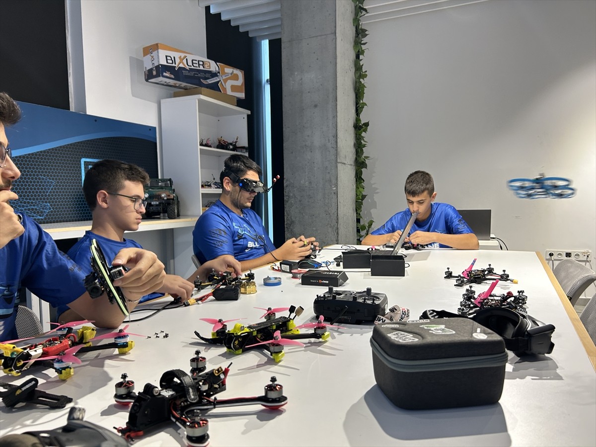 Dron teknolojisine ilgi duyan gençler, Başakşehir Belediyesi bünyesinde ücretsiz eğitimle dron...
