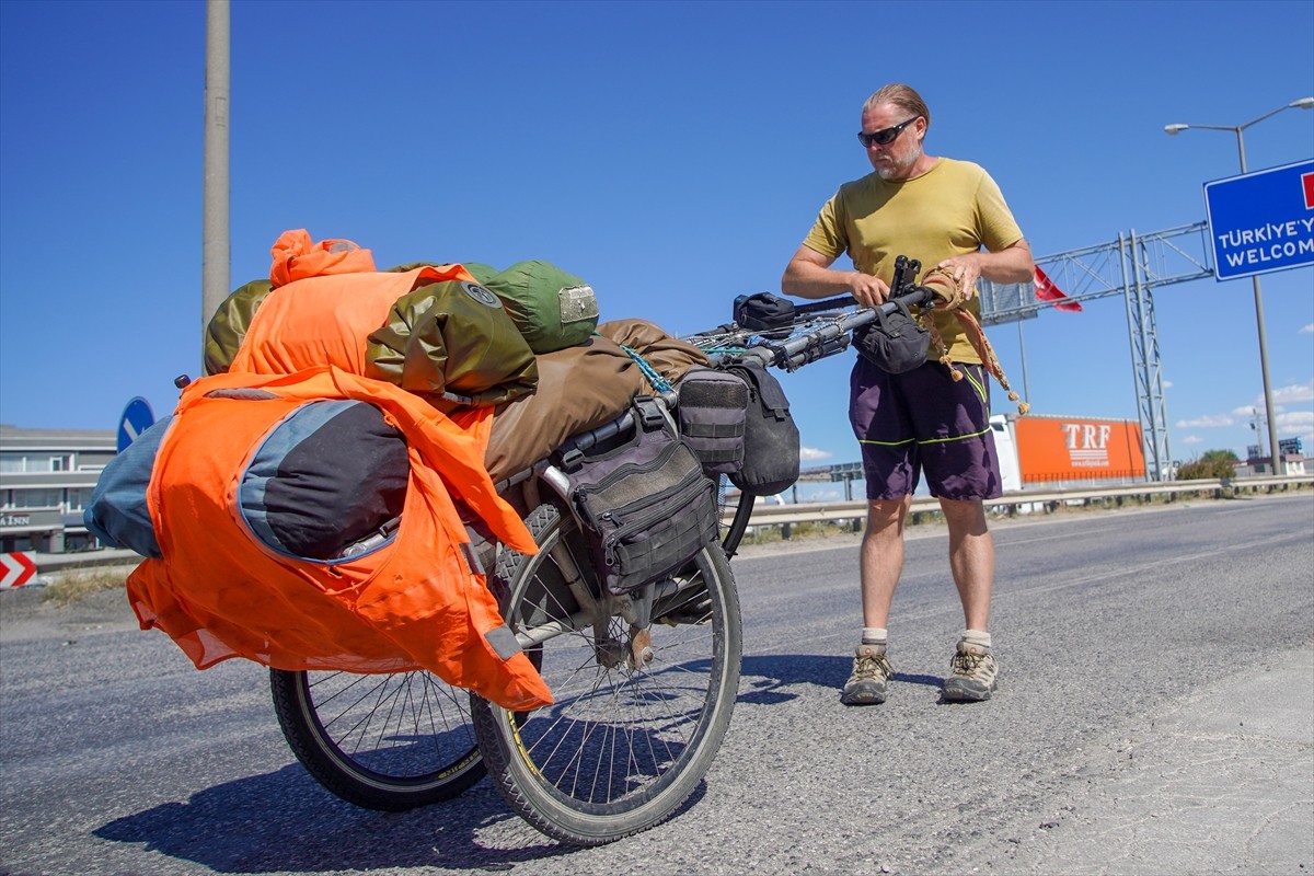 Dünyayı adım adım dolaşan İngiliz gezgin Karl Bushby, 26 yıl önce Şili’den başladığı yolculuğunda...