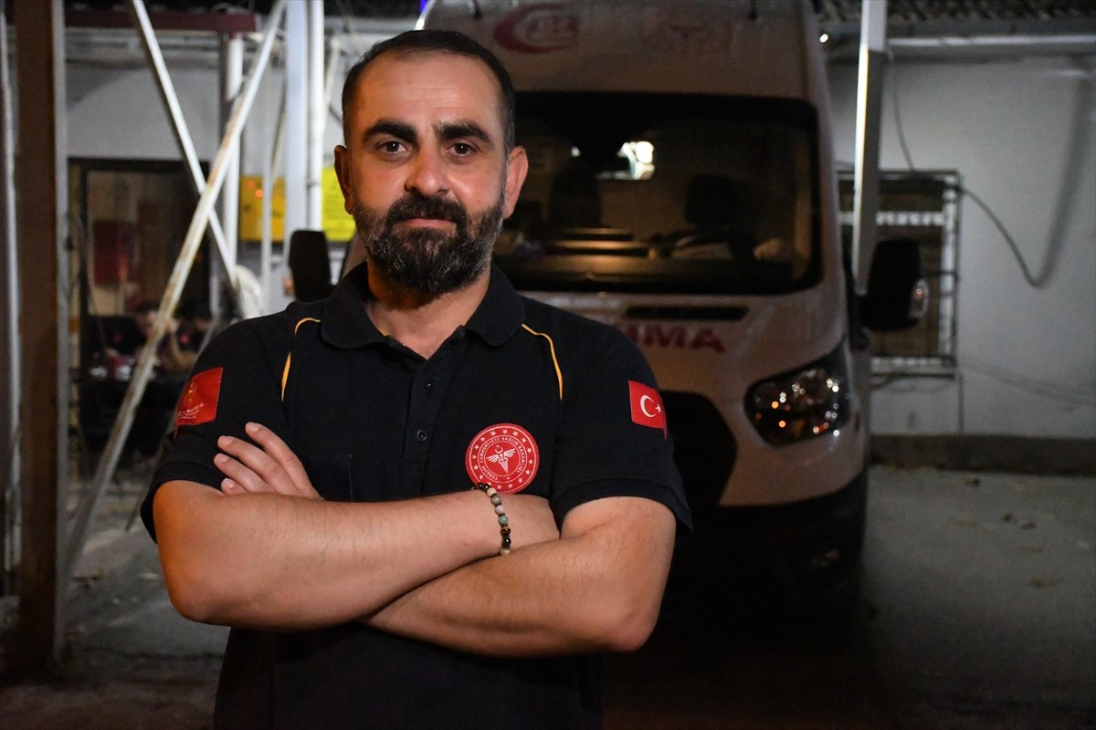 Düzce'de ambulans şoförü Kenan Alemdar, tedavi sırasında terlikleri kesildiği için yalın ayak...