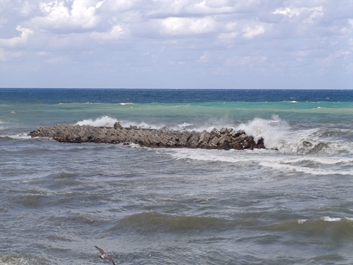 Düzce'nin Akçakoca ilçesinde kuvvetli rüzgar nedeniyle denizde dalga boyu yükseldi.