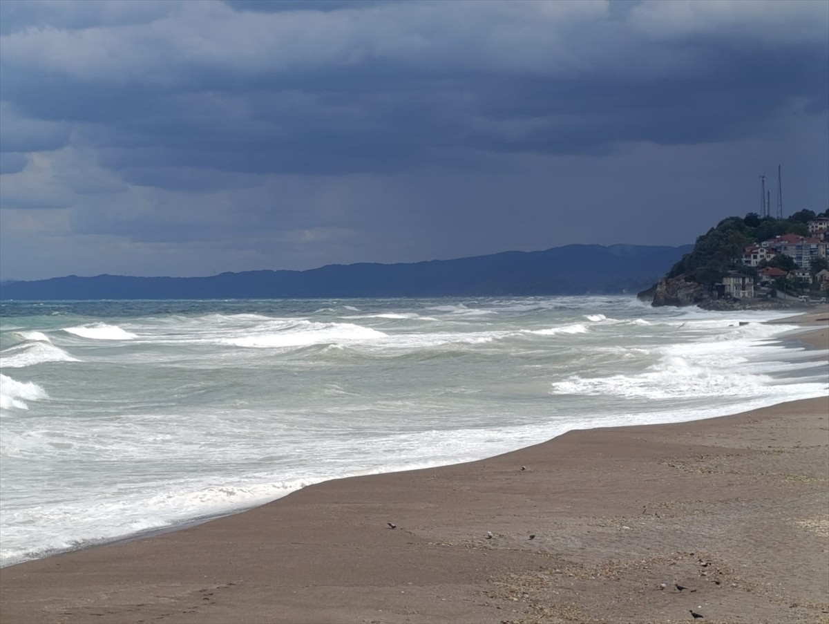 Düzce'nin Akçakoca ilçesinde kuvvetli rüzgar nedeniyle denizde dalga boyu yükseldi.
