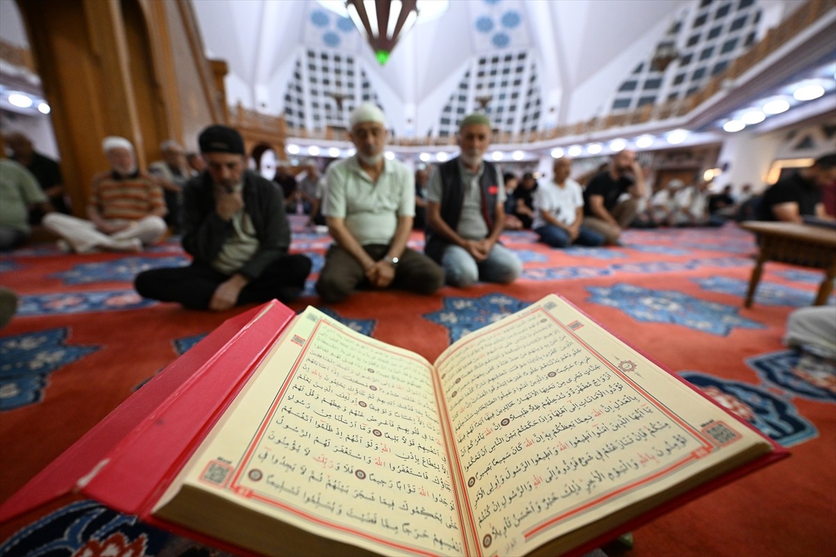 Düzce'nin Akçakoca ilçesinde Selçuklu mimarisiyle yapılan Merkez Camisi'nde Mevlit Kandili...