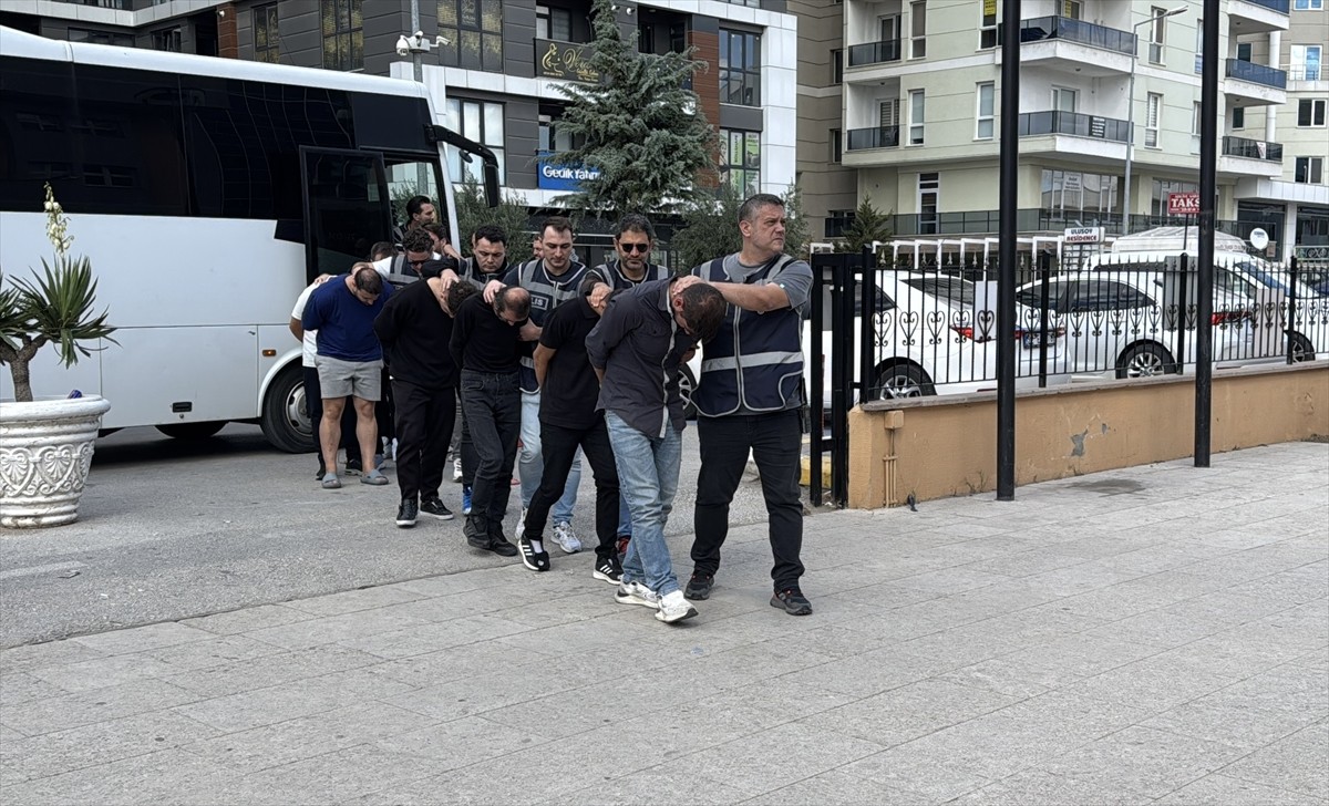 Edirne'de kendilerini kamu görevlisi olarak tanıtıp şehit ailesini 846 bin lira dolandırdığı...