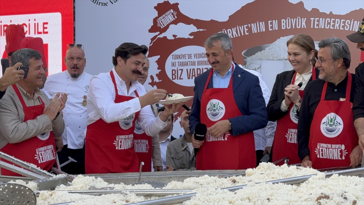  Edirne'de valilikçe düzenlenen "Topraktan Sofraya Edirne Gastronomi Festivali"nde dev tencerede...