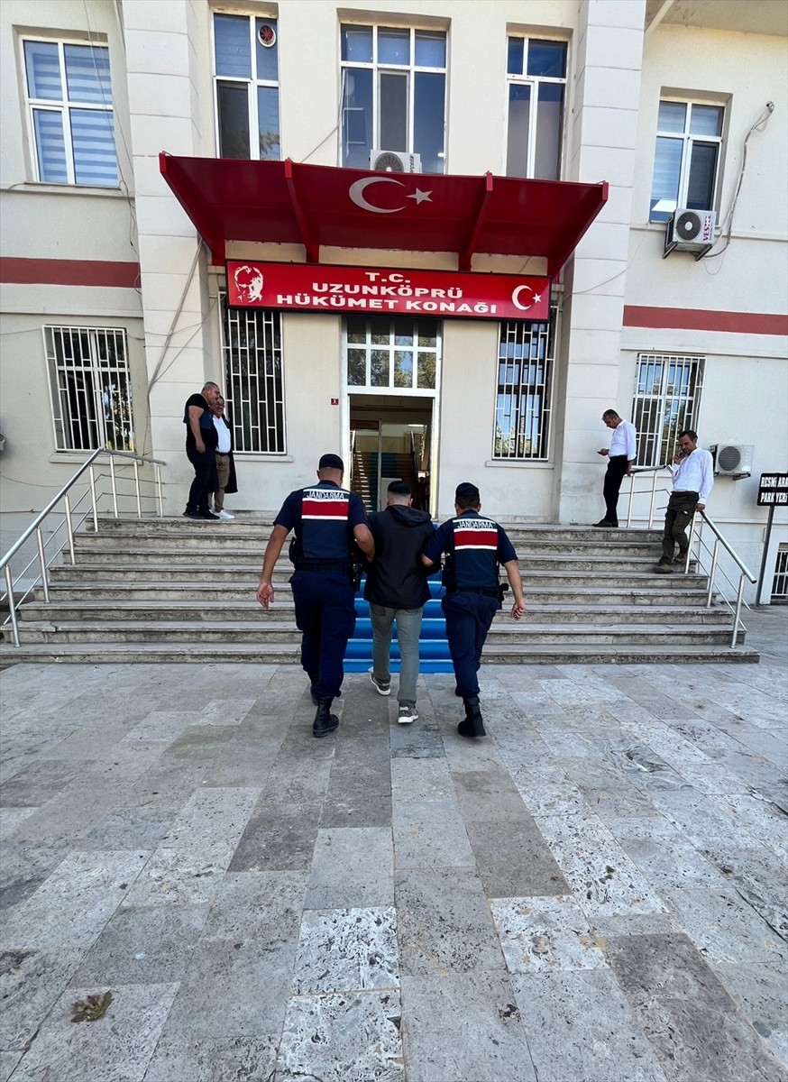Edirne'nin Uzunköprü ilçesinde yurt dışına kaçmaya çalışırken yakalanan 2 kişiden biri...