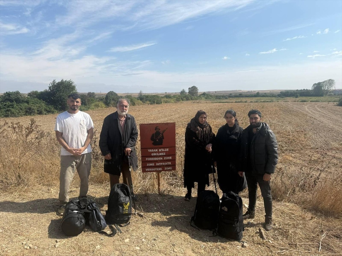Edirne ve Kırklareli'nde yurda yasa dışı yollarla girdiği belirlenen 11 düzensiz göçmen yakalandı....