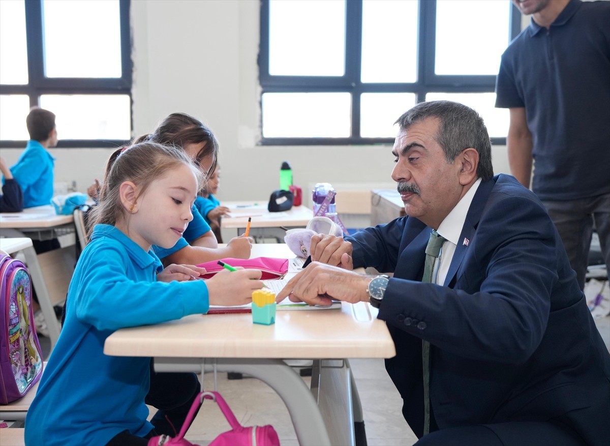 Eğitim Bakanı Yusuf Tekin, Adıyaman'ın Besni ilçesindeki Sugözü İlkokulu ve Ortaokulu'na sürpriz...