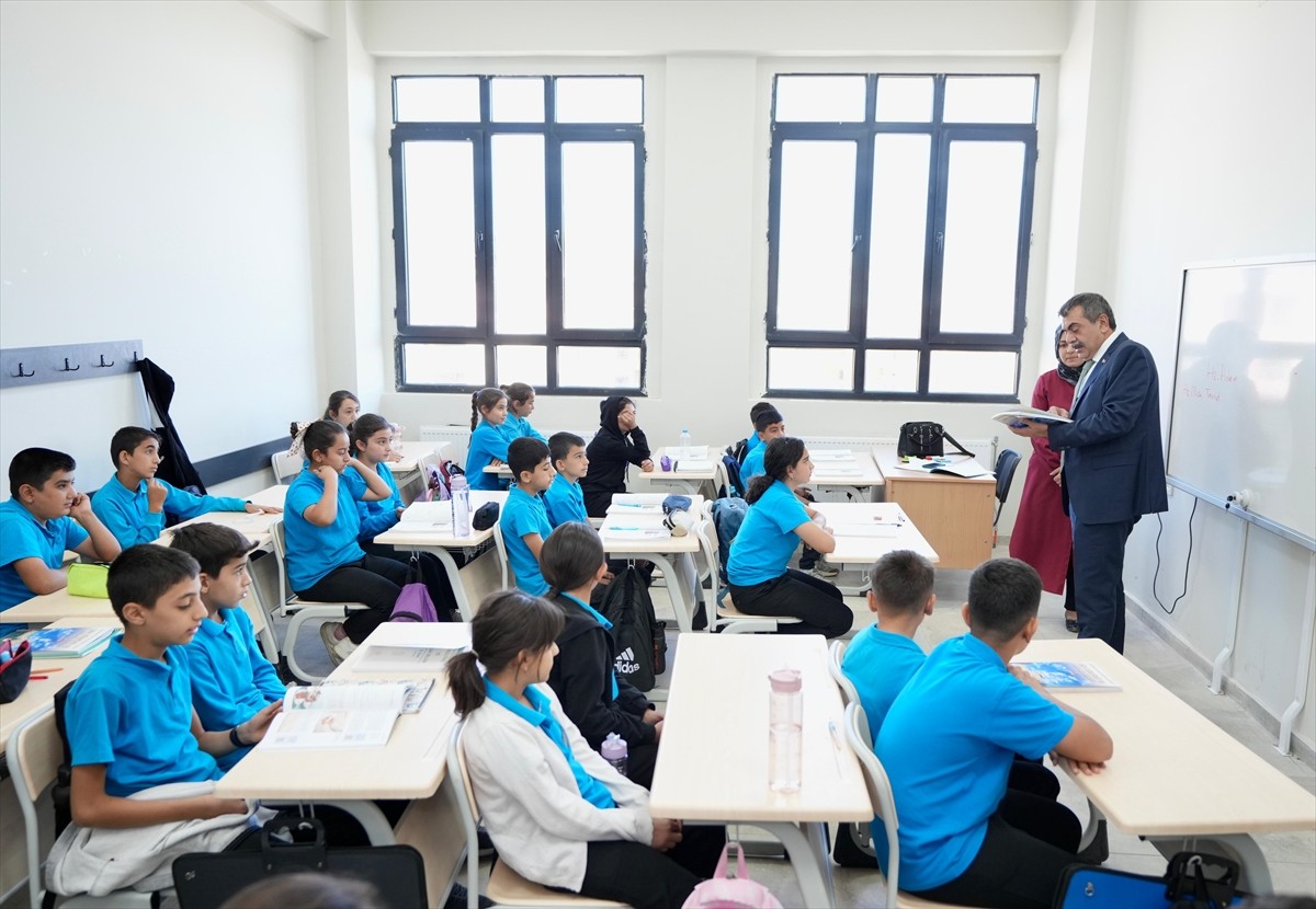 Eğitim Bakanı Yusuf Tekin, Adıyaman'ın Besni ilçesindeki Sugözü İlkokulu ve Ortaokulu'na sürpriz...