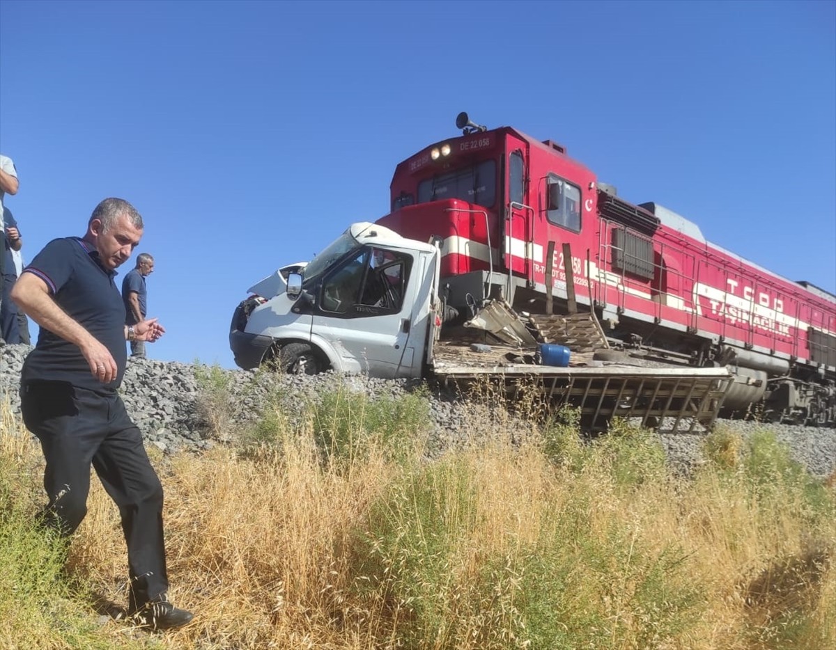 Elazığ'da trenin hemzemin geçitte çarptığı kamyonetin sürücüsü yaralandı.