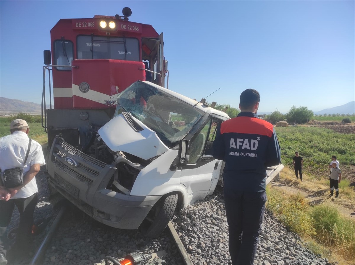 Elazığ'da trenin hemzemin geçitte çarptığı kamyonetin sürücüsü yaralandı.