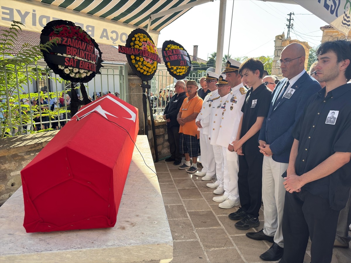 Emekli Deniz Yarbay İz Metin, İzmir'de düzenlenen askeri törenle son yolculuğuna uğurlandı. Kanser...