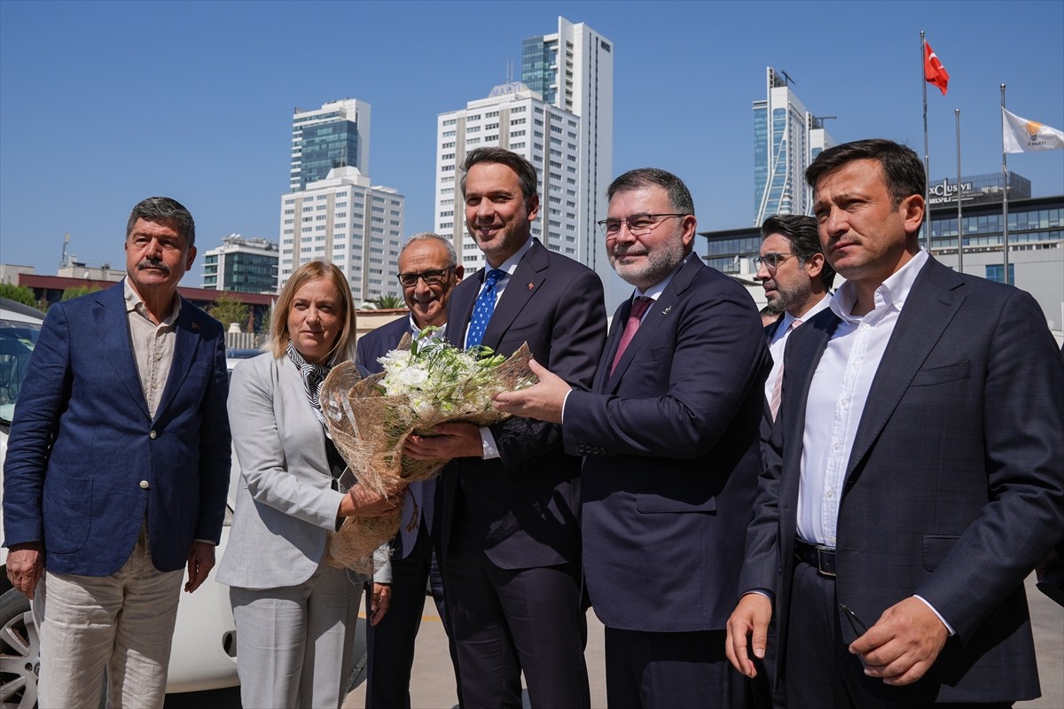 Enerji ve Tabii Kaynaklar Bakanı Alparslan Bayraktar, İzmir'de AK Parti İl Başkanlığını ziyaret...
