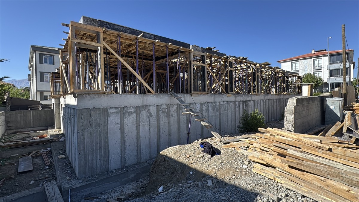 Erzincan'da apartman inşaatından düşen işçi ağır yaralandı.