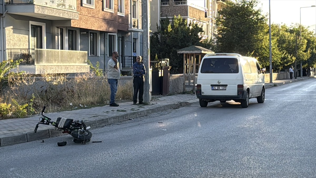 Erzincan'da panelvanın çarptığı elektrikli bisikletteki çocuk ağır yaralandı. Kaza yerine polis...