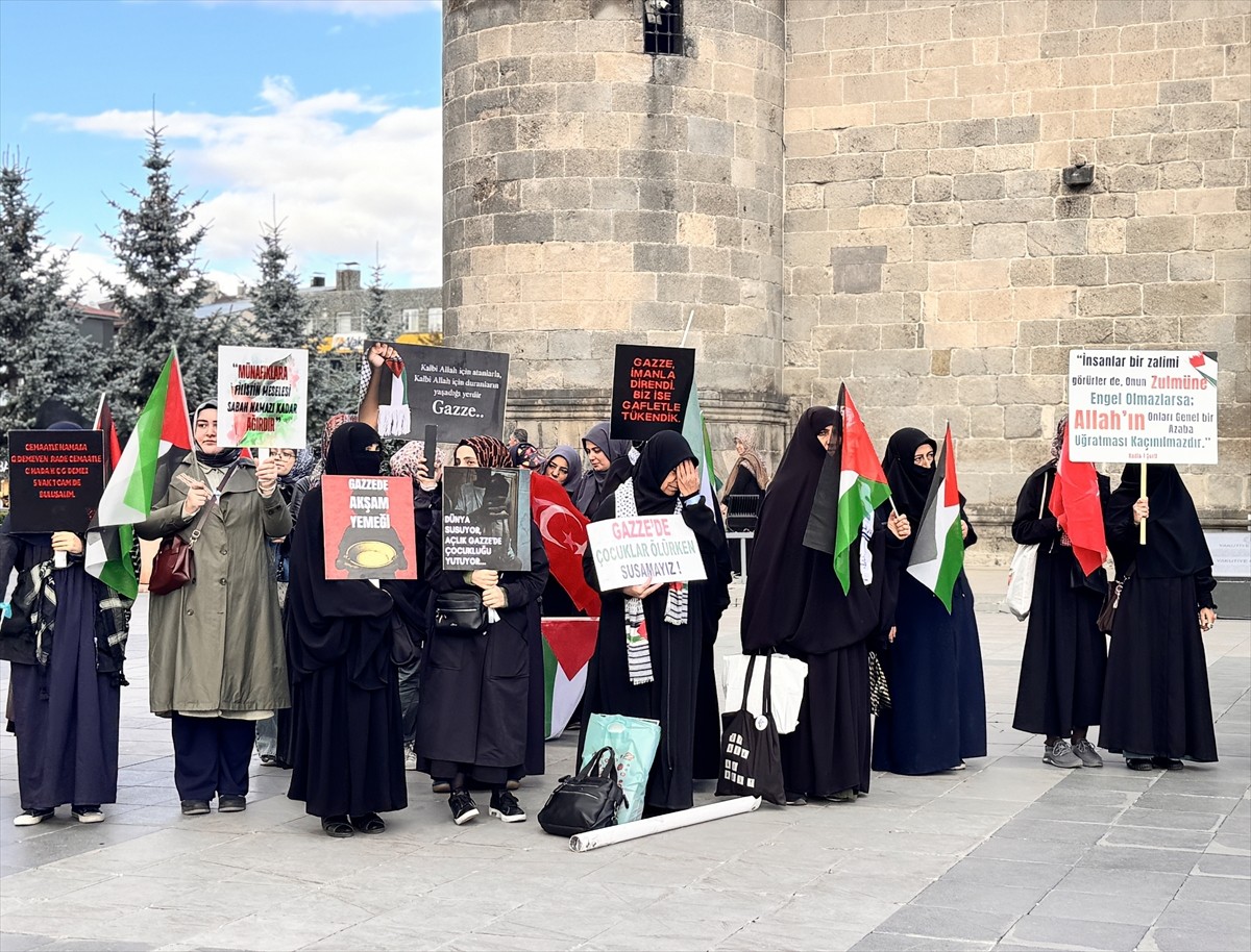 Erzurum'da hekimler ve sağlık çalışanları, İsrail'in Gazze'ye yönelik saldırılarını protesto etmek...