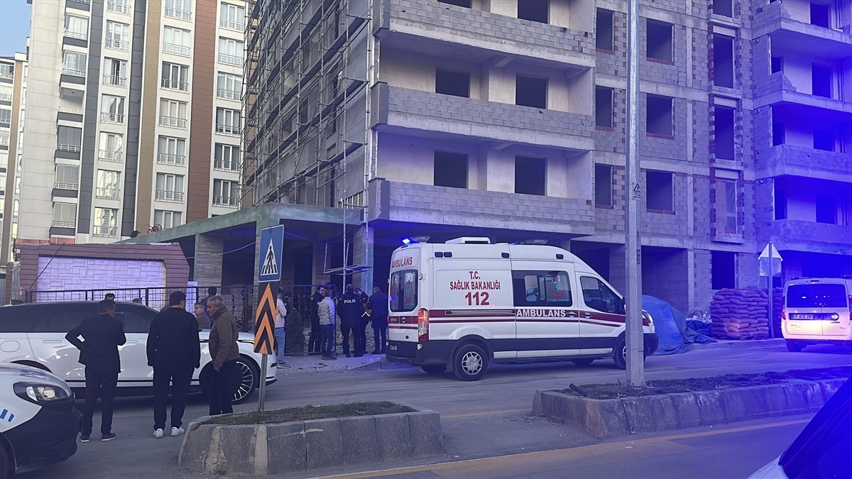 Erzurum'da inşaat halindeki apartmanın 7. katından düşen işçi hayatını kaybetti.
