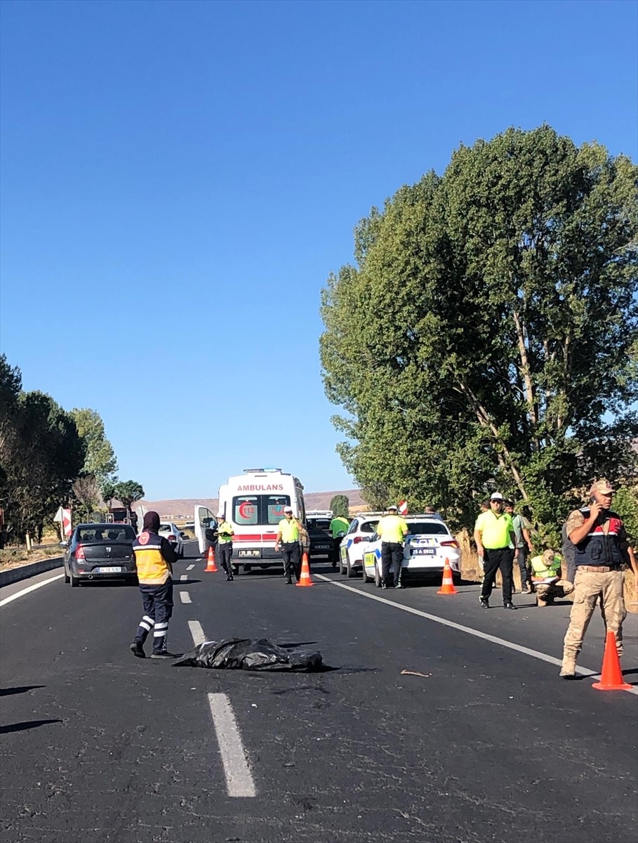 Erzurum'da otomobilin çarptığı yaya yaşamını yitirdi, araçtaki 2 kişi yaralandı.