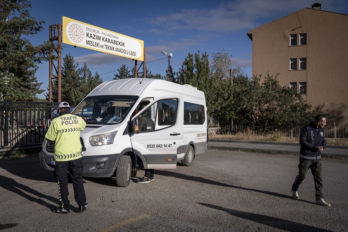 Erzurum'da polis ekipleri, öğrencilerin güvenliği için okul çevrelerinde sıkı güvenlik önlemi...