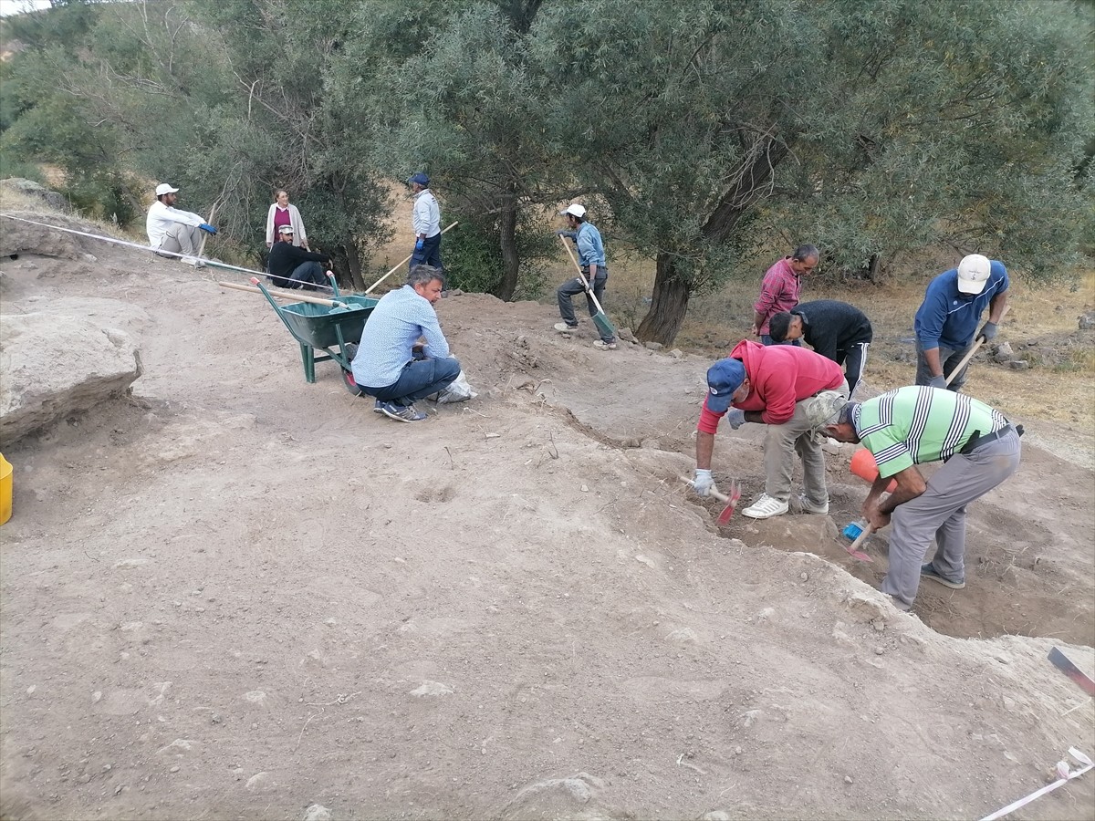 Erzurum'un Hınıs ilçesinde geçmişi 5 bin yıl öncesine dayanan Parmaksız Kale Höyüğü'nde arkeolojik...