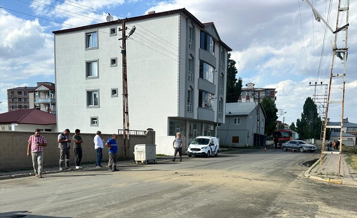 Erzurum'un Horasan ilçesinde doğal gaz kaçağı olduğu şüphesiyle mahalle sakinleri tahliye...