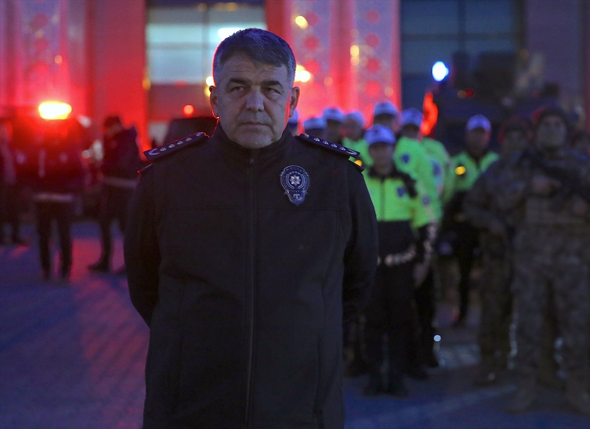 Erzurum İl Emniyet Müdürü Onur Karaburun, şehrin huzur ve güvenliği için tüm birimlerden yaklaşık...