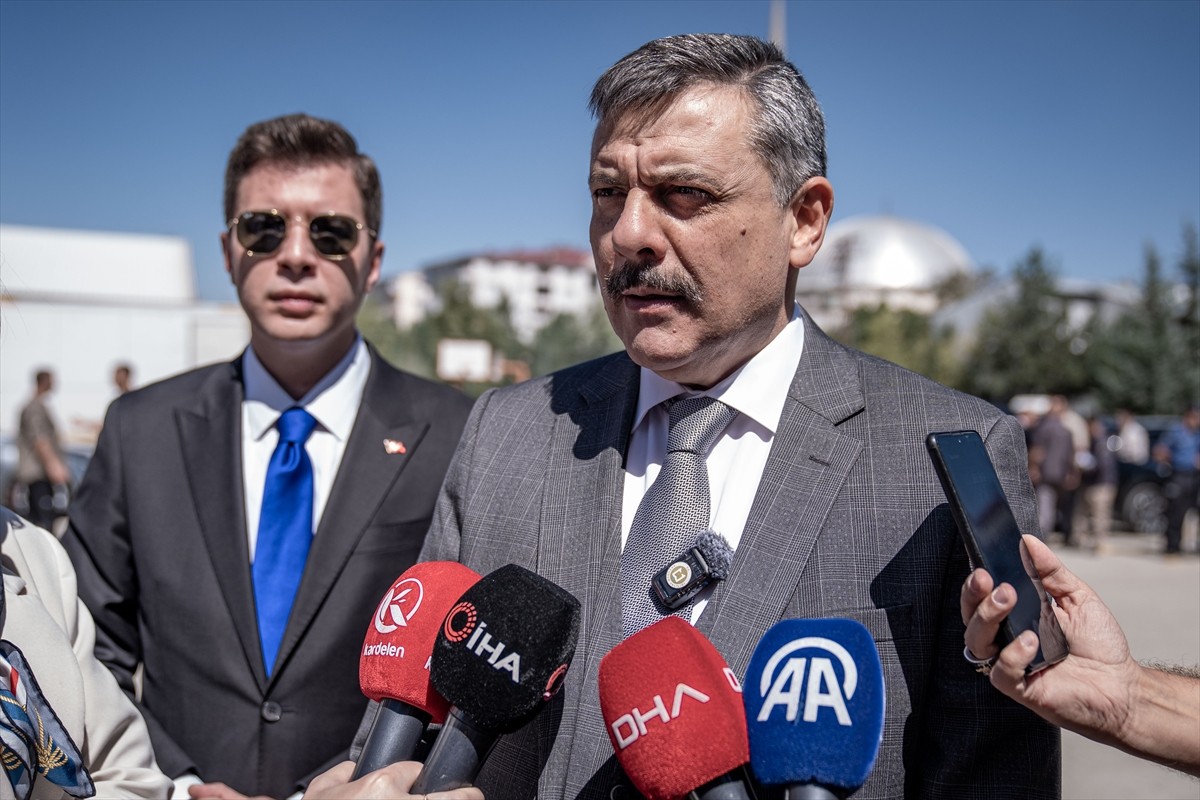 Erzurum Valisi Mustafa Çiftçi, gazetecilere, Pasinler ilçesinde toprak evin damının çökmesiyle...