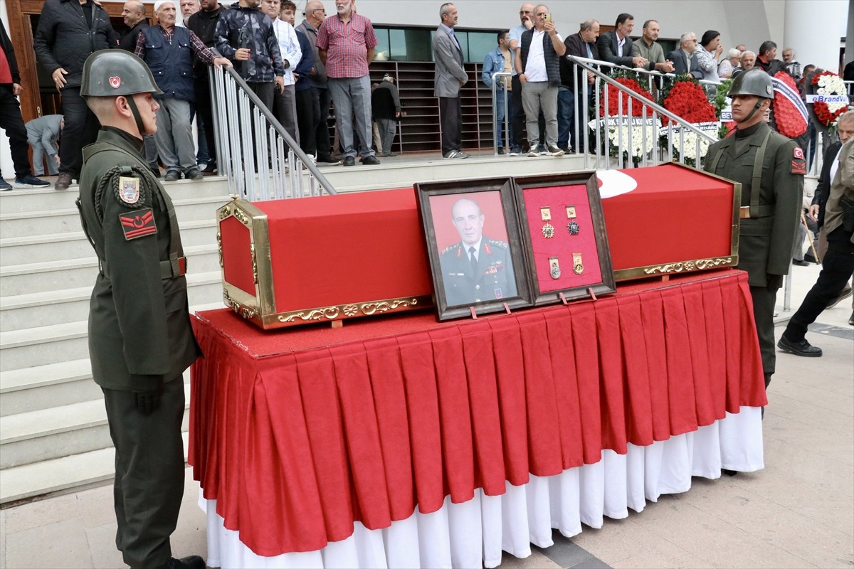 Eski Jandarma Genel Komutanı Emekli Orgeneral Rasim Betir'in cenazesi, Sakarya'da toprağa verildi....