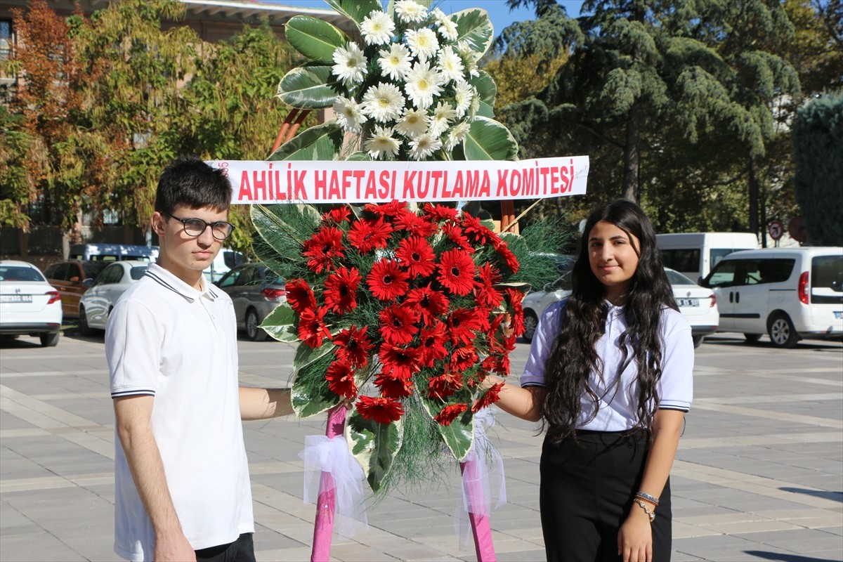  Eskişehir'de 38. Ahilik Haftası dolayısıyla Vilayet Meydanı'nda kutlama töreni yapıldı.