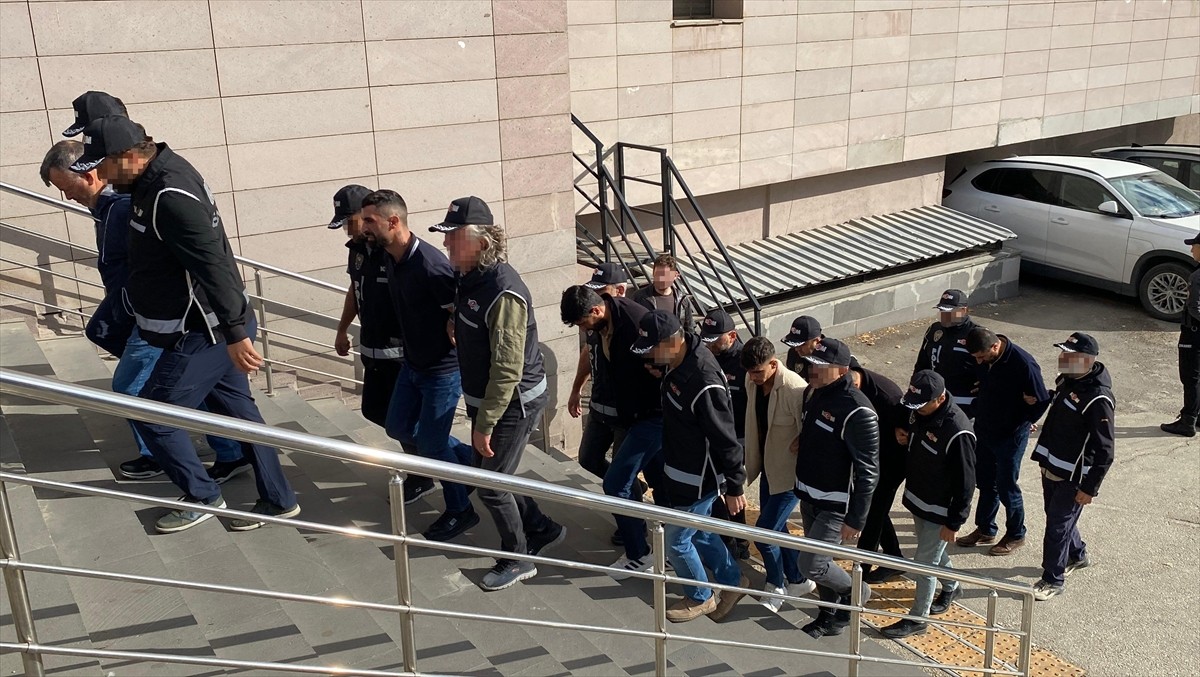 Eskişehir'de polis ekiplerince düzenlenen tefecilik operasyonunda 10 şüpheli gözaltına...