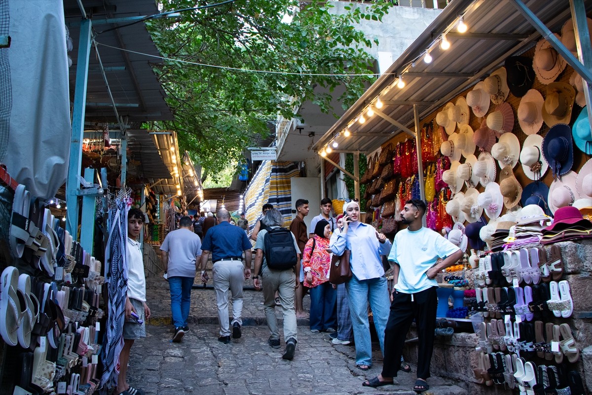 Eylül ayı olmasına rağmen sıcakların devam ettiği Irak'ın Duhok kentinde halk, Amedi nahiyesinde...