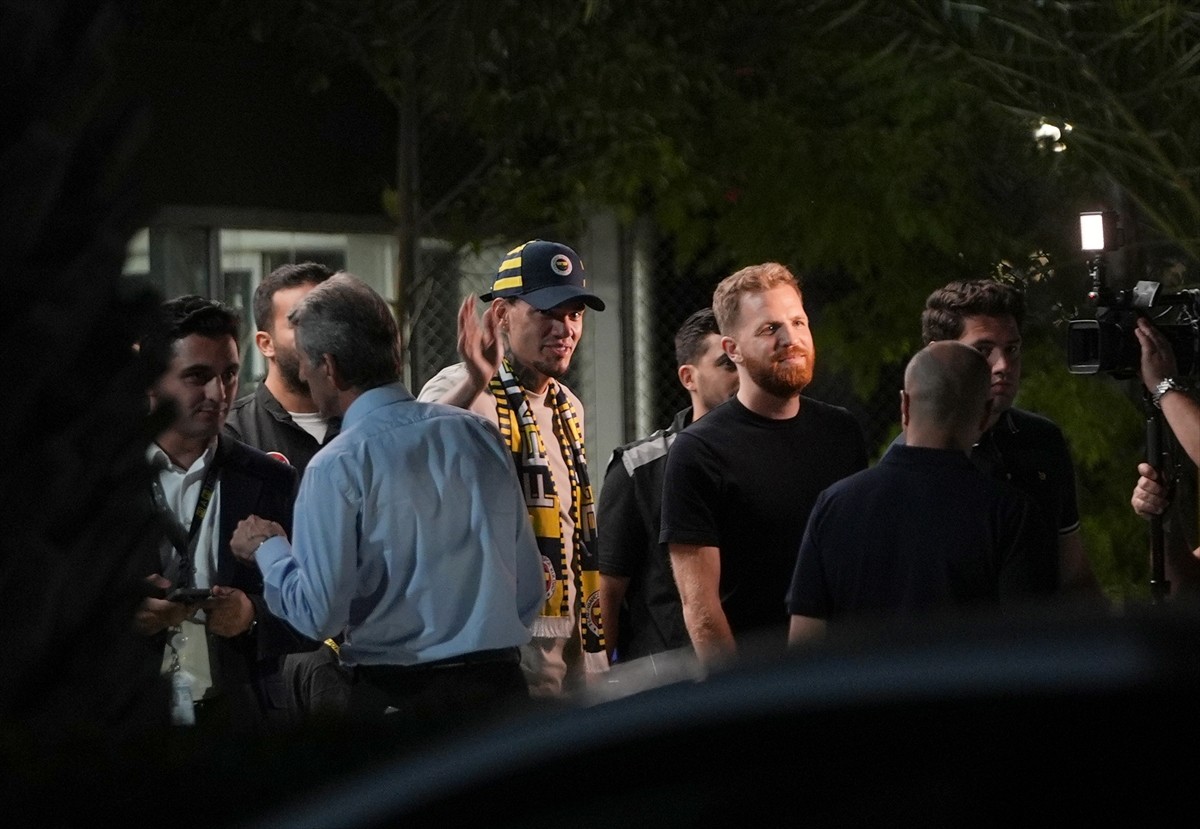 Fenerbahçe'nin transfer görüşmelerinde bulunduğu Brezilyalı kaleci Ederson, İstanbul'a geldi....