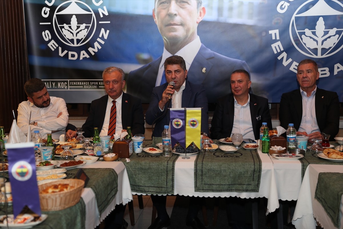 Fenerbahçe Kulübü Yönetim Kurulu Üyesi Hakan Safi (ortada), kulüpte yapılacak olağanüstü genel...