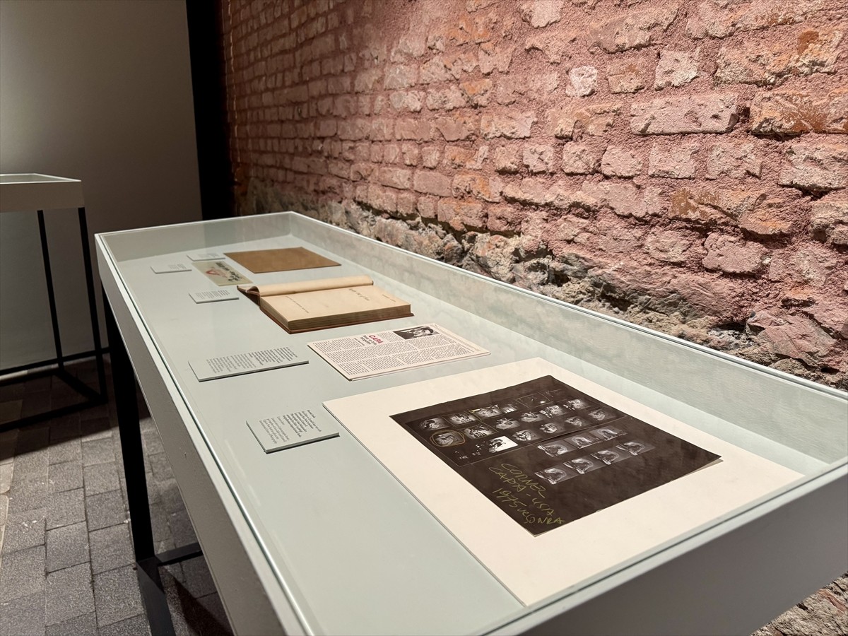 Fotoğrafçı Robert Capa'nın fotoğraflarının yer aldığı "Robert Capa - Gerçek En İyi Fotoğraftır"...